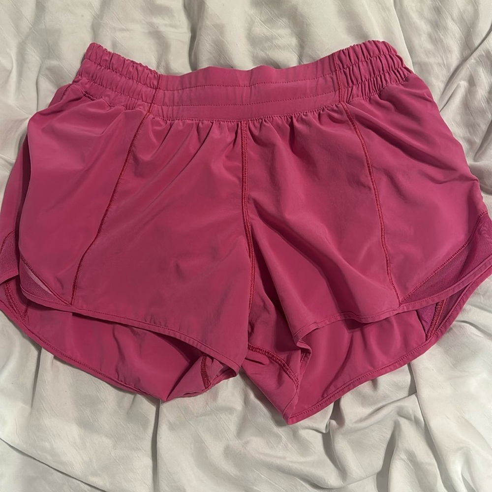 LULULEMON HOTTY HOT SHORTS SIZE: 6 HOT PINK